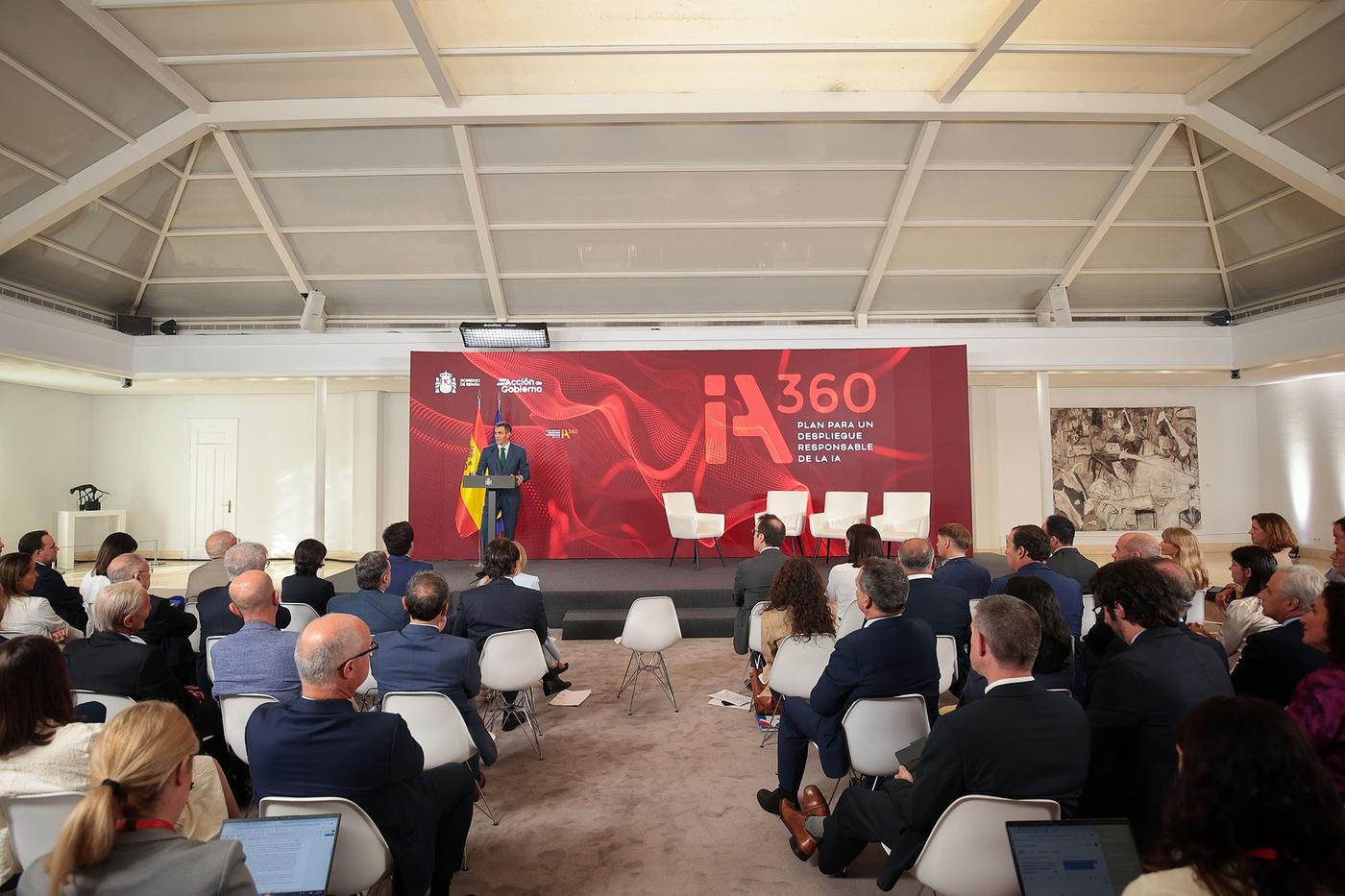 Vista general del acto de presentación del Plan IA360 en La Moncloa, con el público frente al escenario