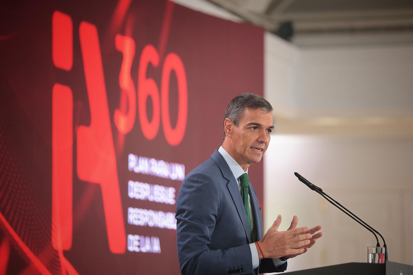 Pedro Sánchez interviene en la presentación del Plan IA360 ante la pantalla con el logotipo del plan